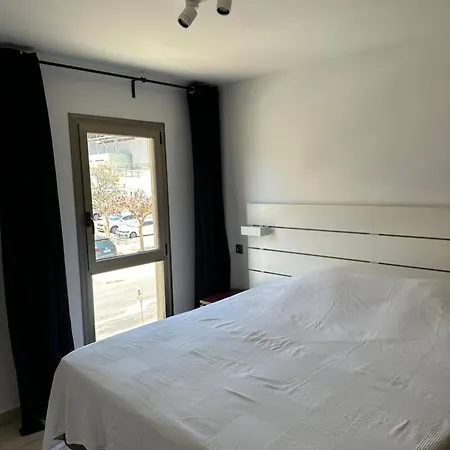 Seaside Apartment, Two Rooms, Private Parking Appartement *